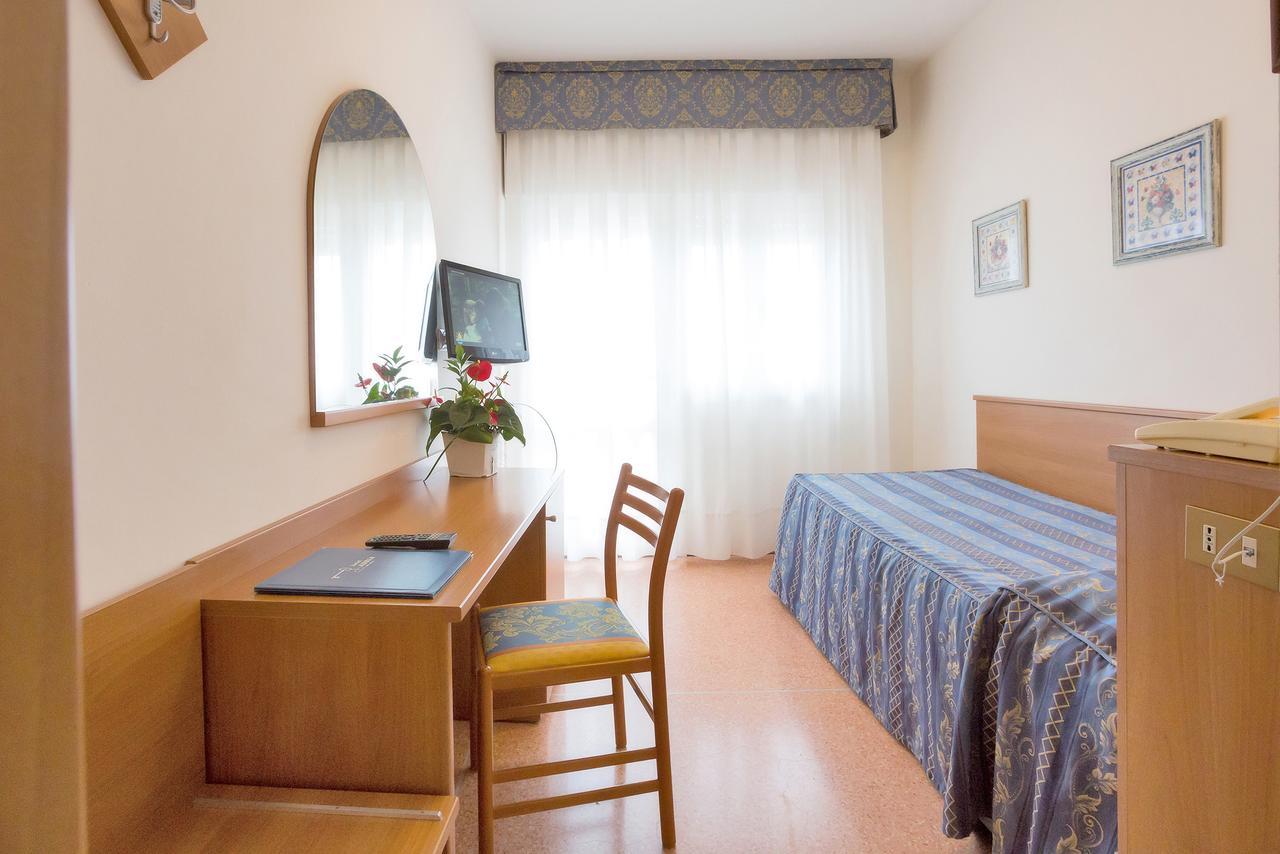 Hotel Adria Sul Mare Каорле Экстерьер фото